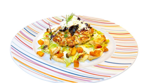 Foto von einem Lachs-Burger mit Kresse und Merrettich auf Lauchgemüse mit Kräuterseitlingen und Kürbis 