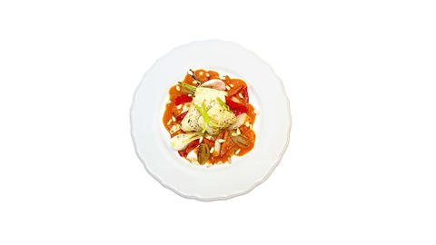 Foto von einem gebratenen Kabeljaufilet mit rotem Paprikagemüse