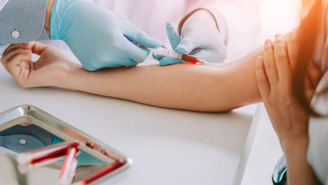 Patientin wird Blut abgenommen