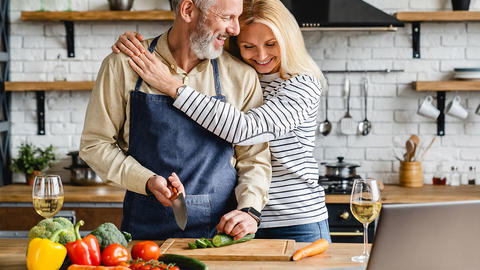 Ehepaar bereitet Salat zu