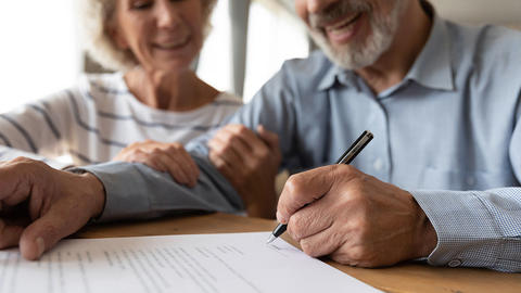 Mann und Frau unterschreiben Testament