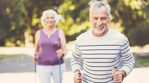 Ehepaar walkt im Freien