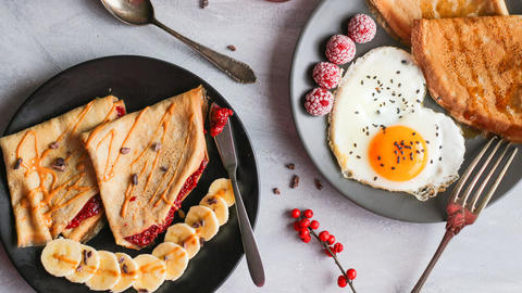 Frühstück mit Eiern, Obst und Toast