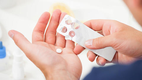 Mann nimmt Naproxen ein