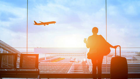 Frau wartet am Flughafen auf ihren Flug