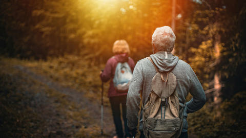 Zwei Menschen wandern in der Natur