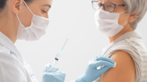 Frau bekommt die Corona-Impfung