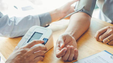 Arzt misst den Blutdruck