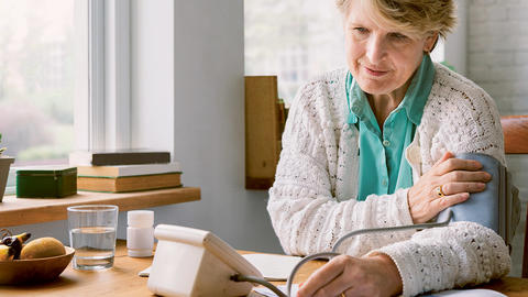 Frau misst den Blutdruck