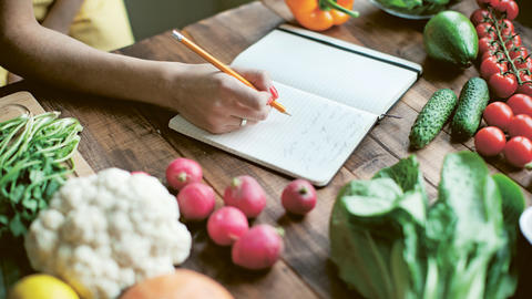 Frau führt ein Ernährungstagebuch
