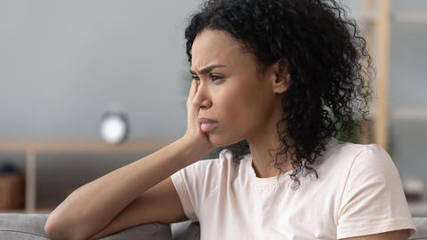 Frau schaut sehr ernst