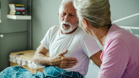 Man hat im Bett Vorhofflimmern