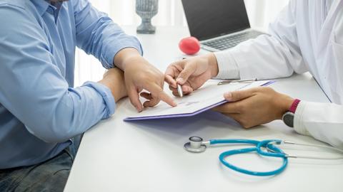 Arzt spricht mit Patient über seine Erkrankung