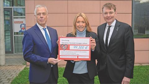 Scheckübergabe mit Prof. Kauferstein