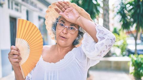 Seniorin mit Faecher in der Hand