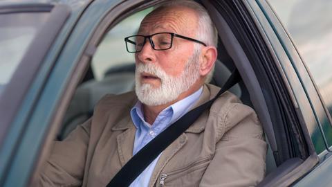 Senior am Steuer eines Autos