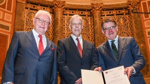 Prof. Thomas Voigtländer bei der Spendenübergabe mit Ministerpräsident Boris Rhein